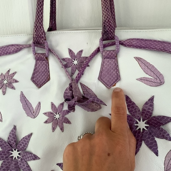 Tosca Blu Shoulder Bag white purple‎ with flowers appliqué snake texture details - Picture 10 of 16